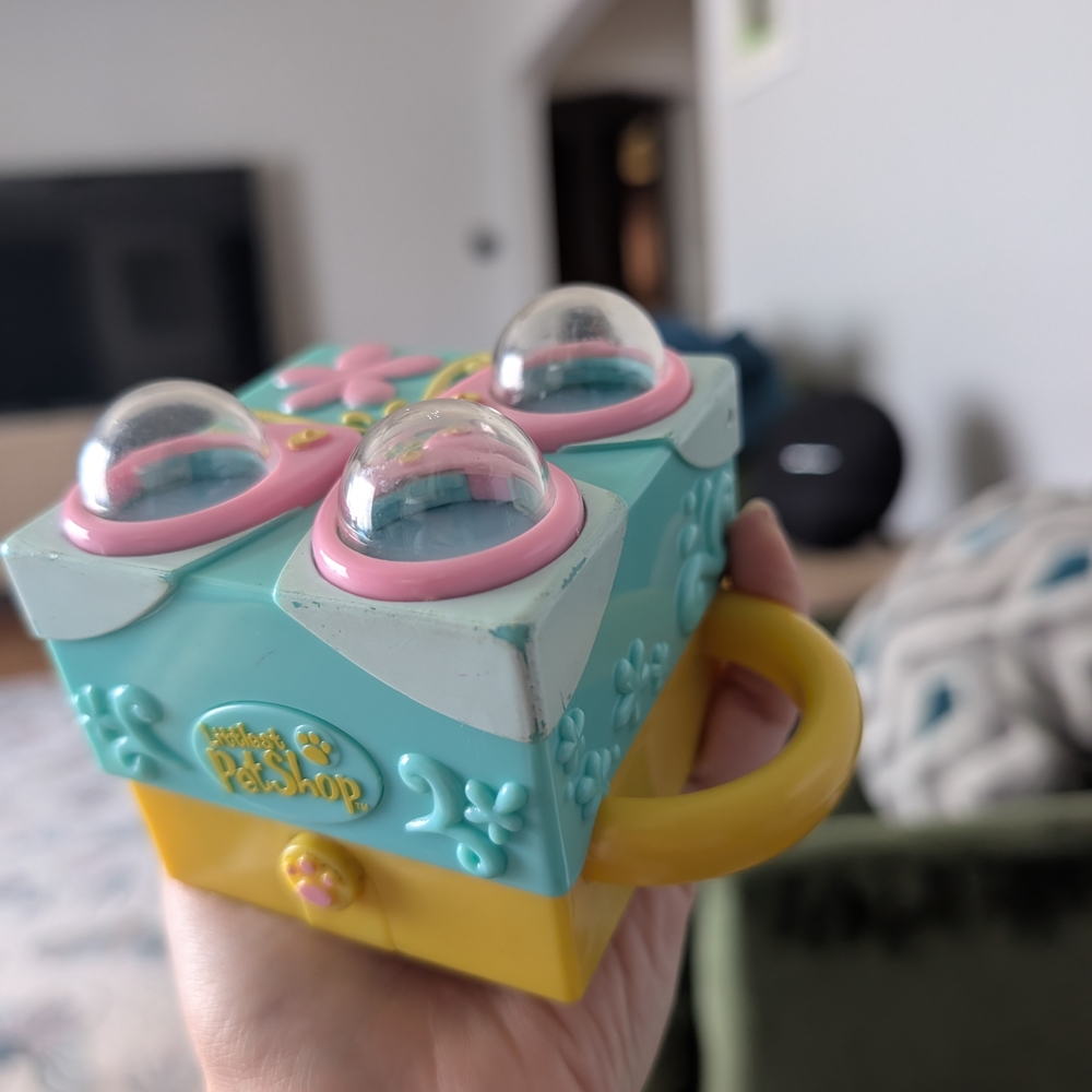 Littlest Pet Shop Teeniest Tiniest Pop Up Bunny Playset Retired 2006 NO PETS